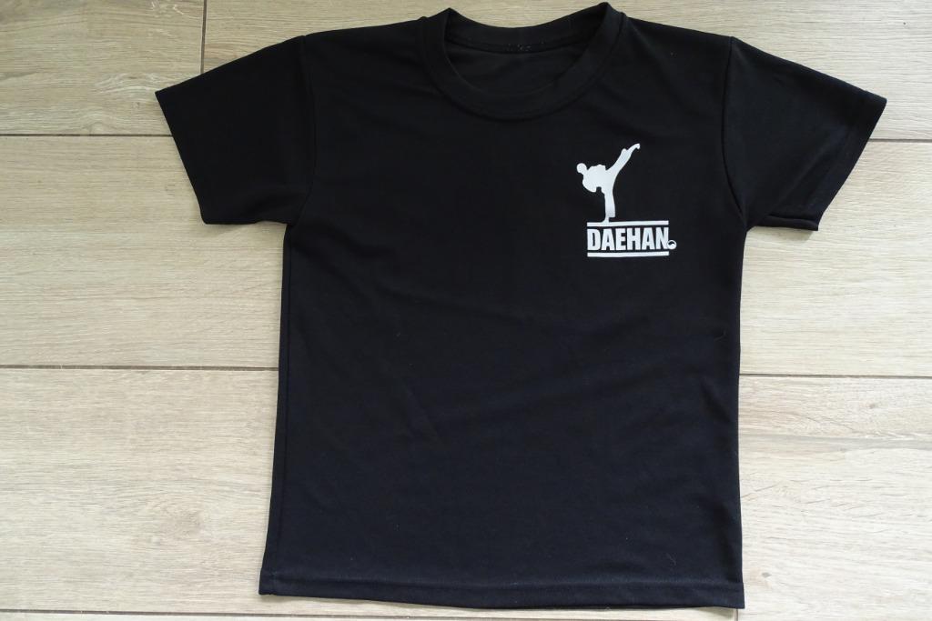 Zwarte T-shirt taekwondo Daehan maat 128 / 7 jaar, Gebruikt, Taekwondo, Maat XS of kleiner, Ophalen of Verzenden