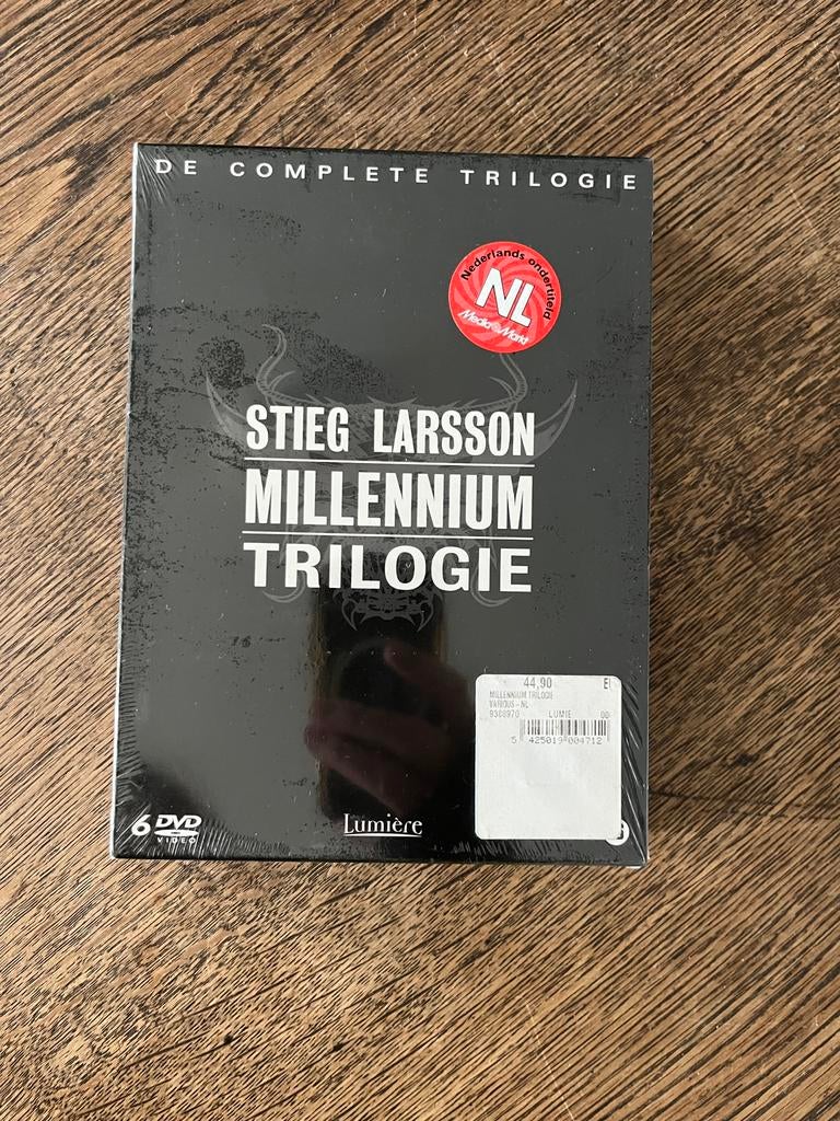 DVDbox Stieg Larsson - Millenium Trilogie, CD & DVD, DVD | TV & Séries télévisées, Neuf, dans son emballage, Thriller, Coffret