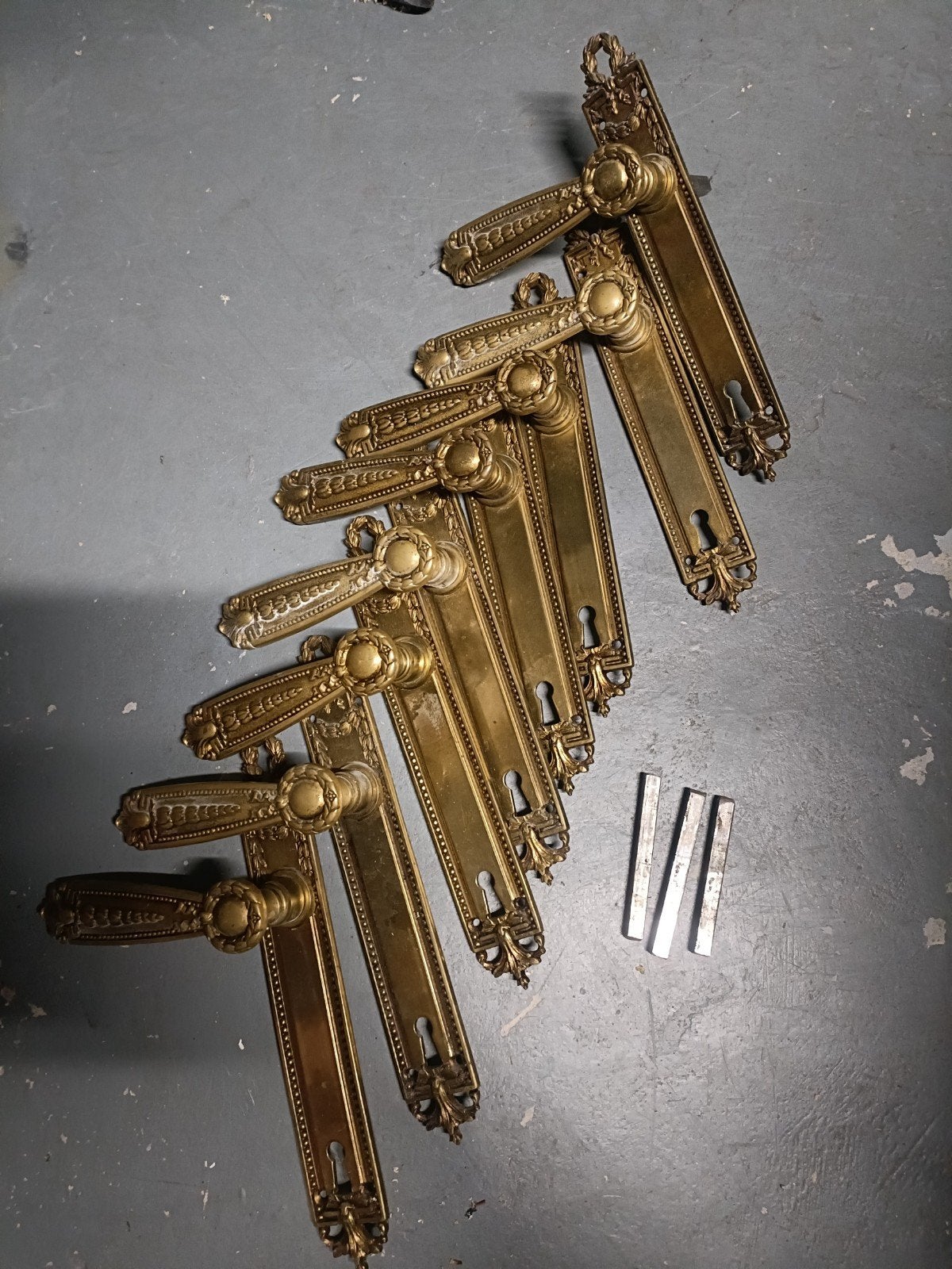 Loquets anciens avec plaque de verrouillage, Bricolage & Construction, Enlèvement ou Envoi, Utilisé, Cuivre ou Laiton, Loquet ou Poignée