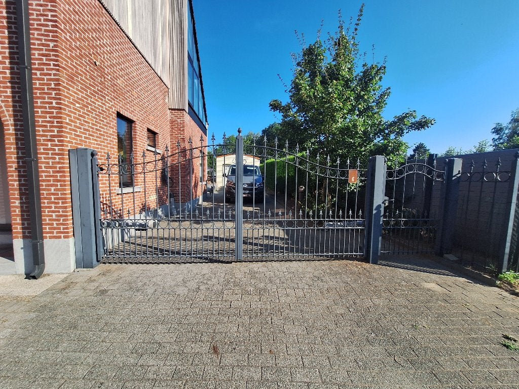 Massieve automatische smeedijzeren poort met dubbele vleugel, Ophalen, Gebruikt, 200 cm of meer, Looppoort