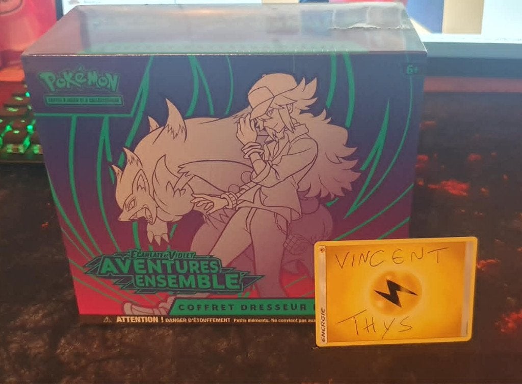 Pokemon ETB EV9 „Samen avonturen”, Ophalen of Verzenden, Nieuw, Boosterbox