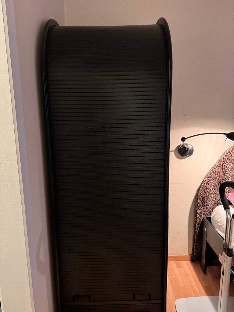 2 armoires noires avec système à roulettes. DESIGN, Autres essences de bois, Comme neuf, Enlèvement, Avec porte(s)