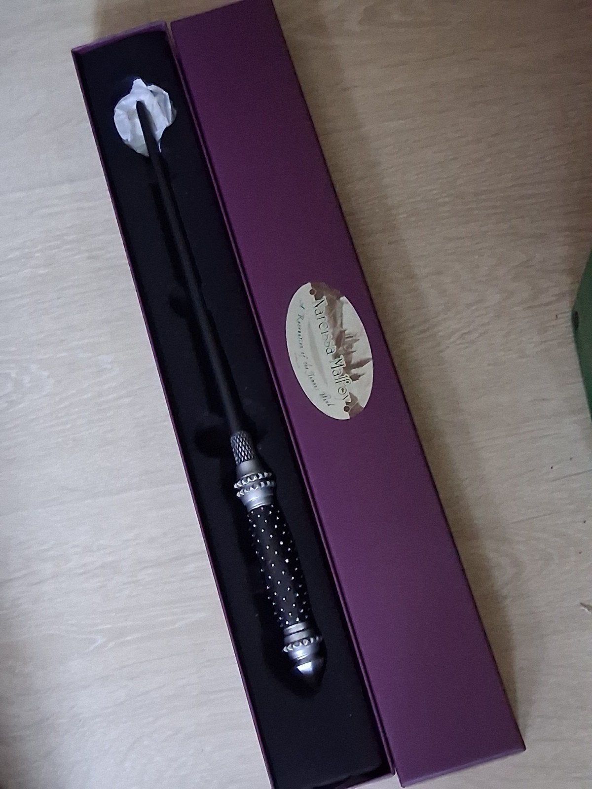 Toverstaf / magic Wand Narcissa Malfoy (harry potter) nieuw!, Verzamelen, Ophalen of Verzenden, Nieuw, Replica