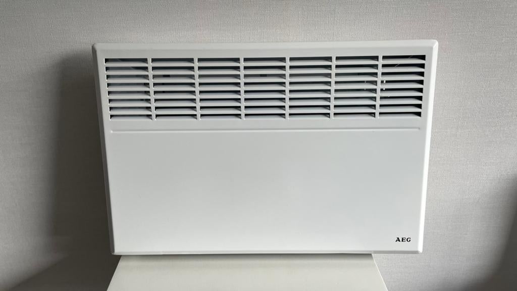 Electrische radiatoren - wandverwarming AEG 1500W, Doe-het-zelf en Bouw, Verwarming en Radiatoren, Ophalen, Zo goed als nieuw