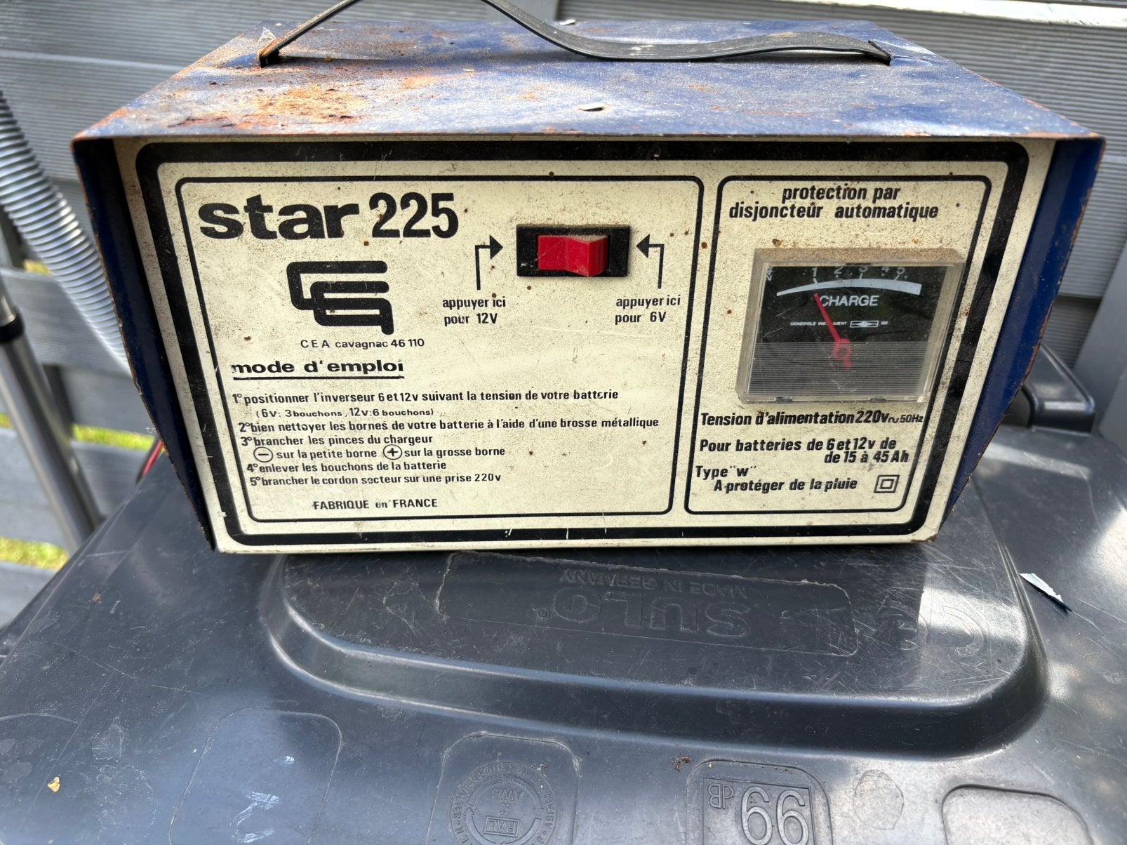Batterij oplader 10 euro, werkt zoals het hoort., Ophalen, Gebruikt