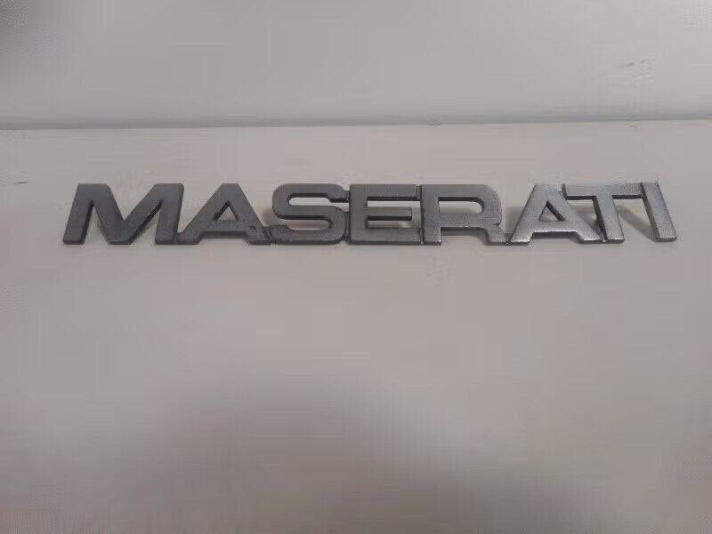 EMBLEEM Maserati Biturbo (01-1981/12-1995), Webaccessibility@stellantis.com, Maserati, Gebruikt, Stellantis N.V.