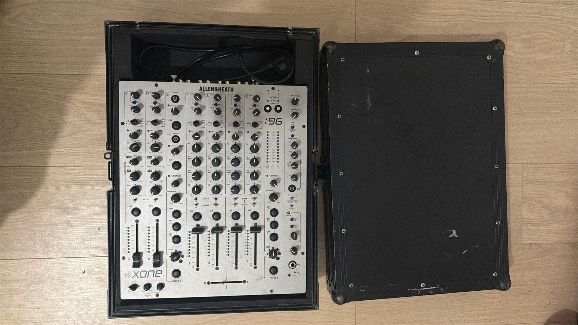 Table de mixage Allen & Heath Xone avec valise de transport, Musique & Instruments, Enlèvement ou Envoi, Comme neuf