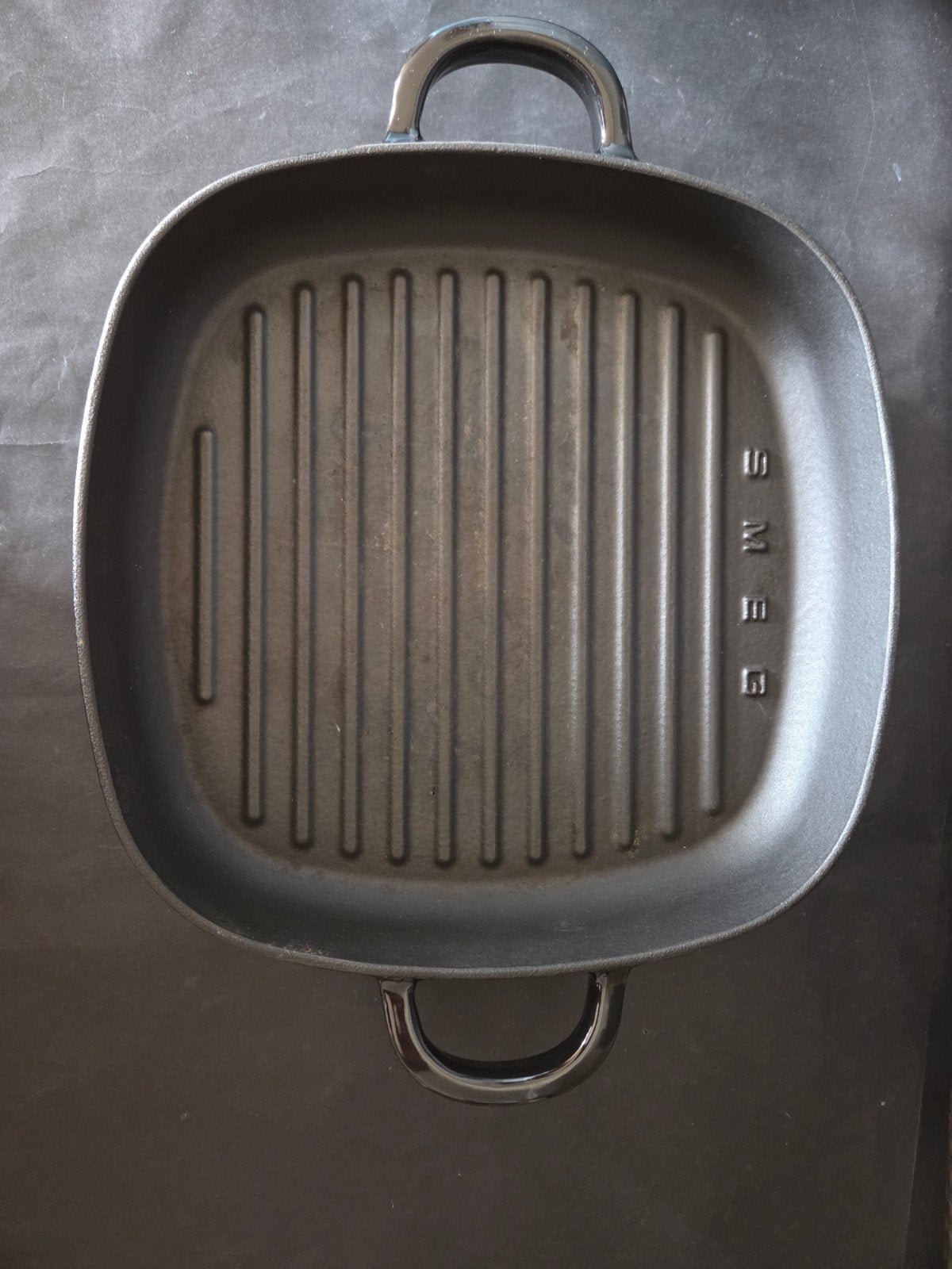 poêle à grillé smeg noir de 26cm, Maison & Meubles, Enlèvement ou Envoi, Comme neuf, Fonte, Circulon