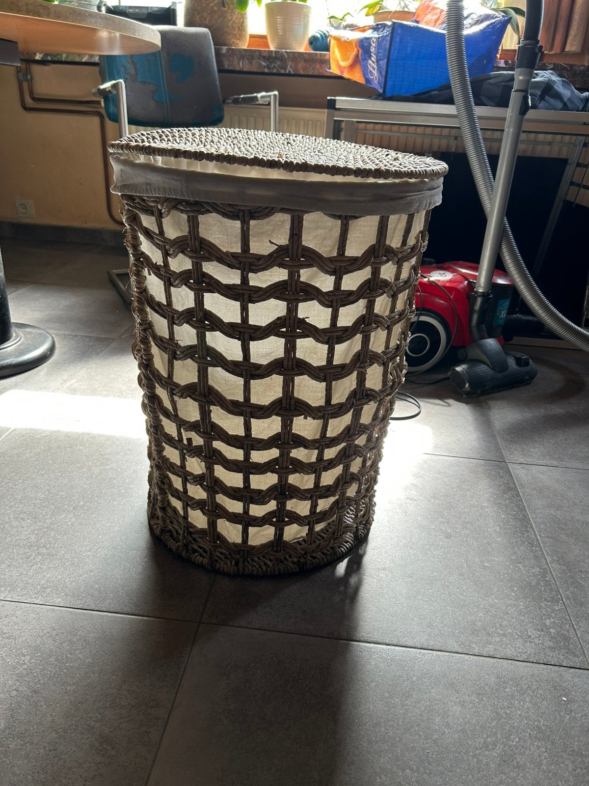 Rieten wasmand, Huis en Inrichting, Woonaccessoires | Schalen en Manden, Ophalen, Mand, Rond, Zo goed als nieuw