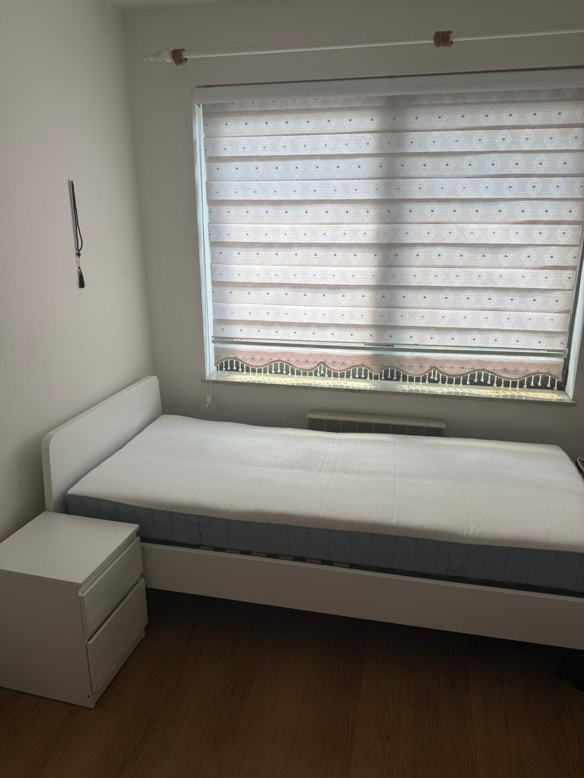 Bed met matras en gratis nachtkastje, Huis en Inrichting, Slaapkamer | Complete slaapkamers, Ophalen of Verzenden, Zo goed als nieuw
