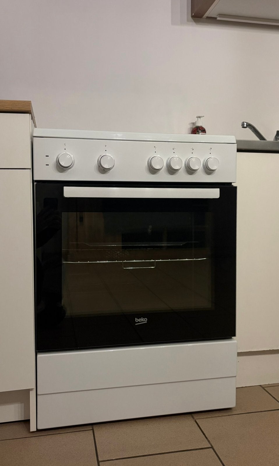 Cuisinière BEKO, Classe énergétique A ou plus économe, 4 zones de cuisson, Enlèvement, Utilisé