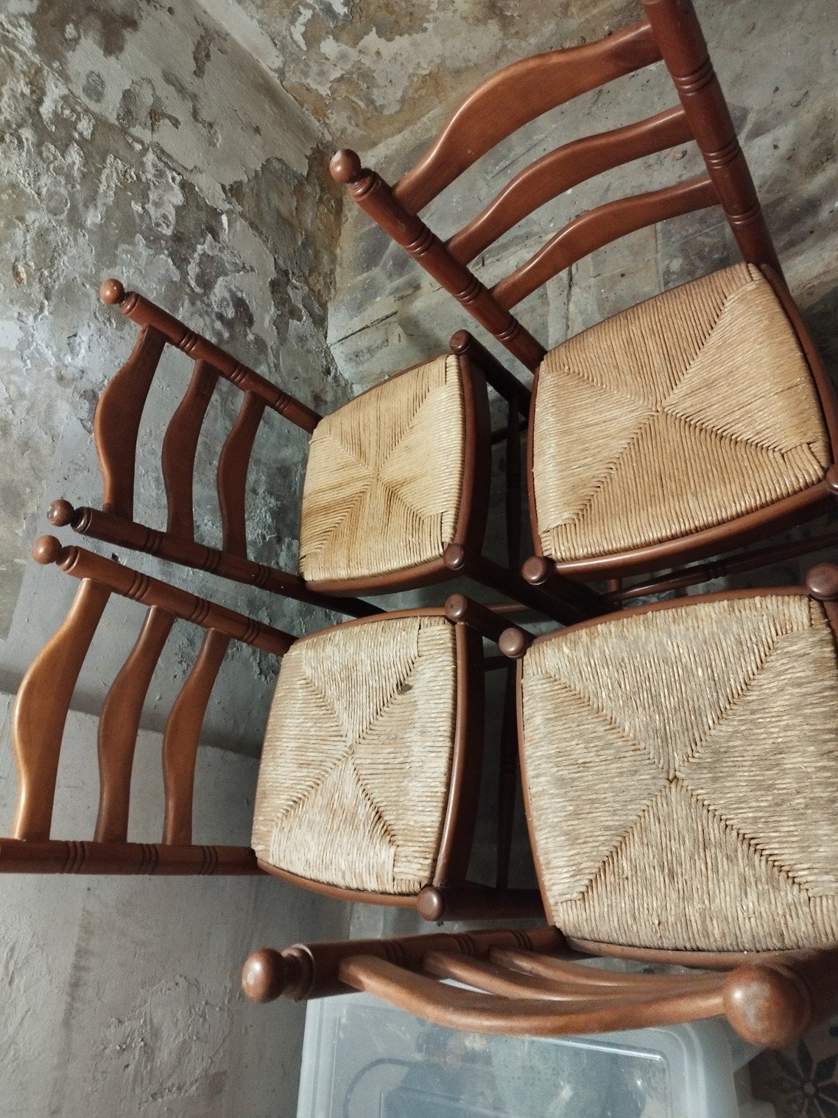 4 chaises à vendre , une tache sur une., Maison & Meubles, Enlèvement, Bois