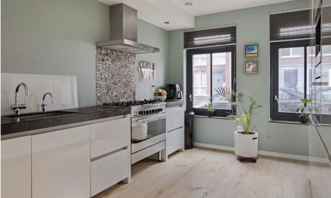 CUISINE KVIK HAUTE BRILLANCE  AVEC APPAREILS ÉLECTROMÉNAGERS