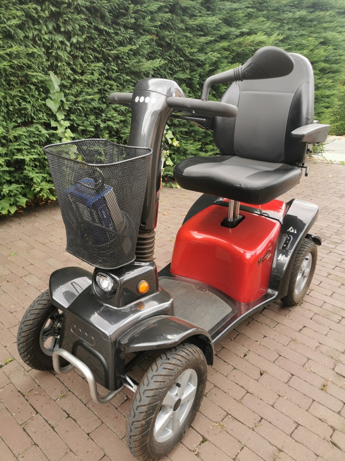 Trottinette de mobilité Life&Mobility Mezzo 4 roues rouges k, Divers, Chaises roulantes, Enlèvement ou Envoi, Pliant, Neuf, Fauteuil roulant électrique
