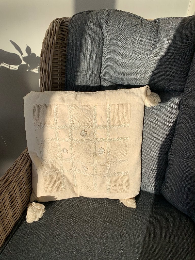 Prachtig sierkussen in gebroken wit/crème kleur, Huis en Inrichting, Ophalen of Verzenden, Zo goed als nieuw, Wit, Sierkussen