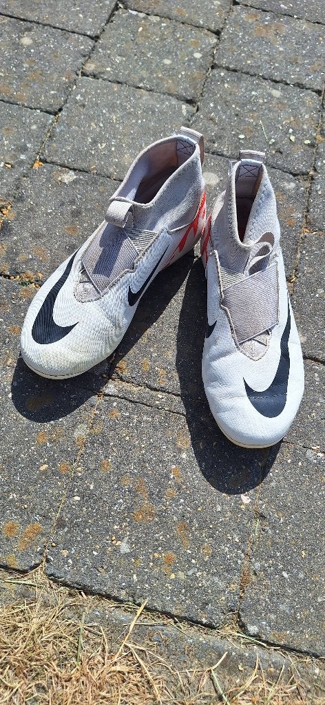 Voetbalschoenen, Sport en Fitness, Ophalen, Gebruikt