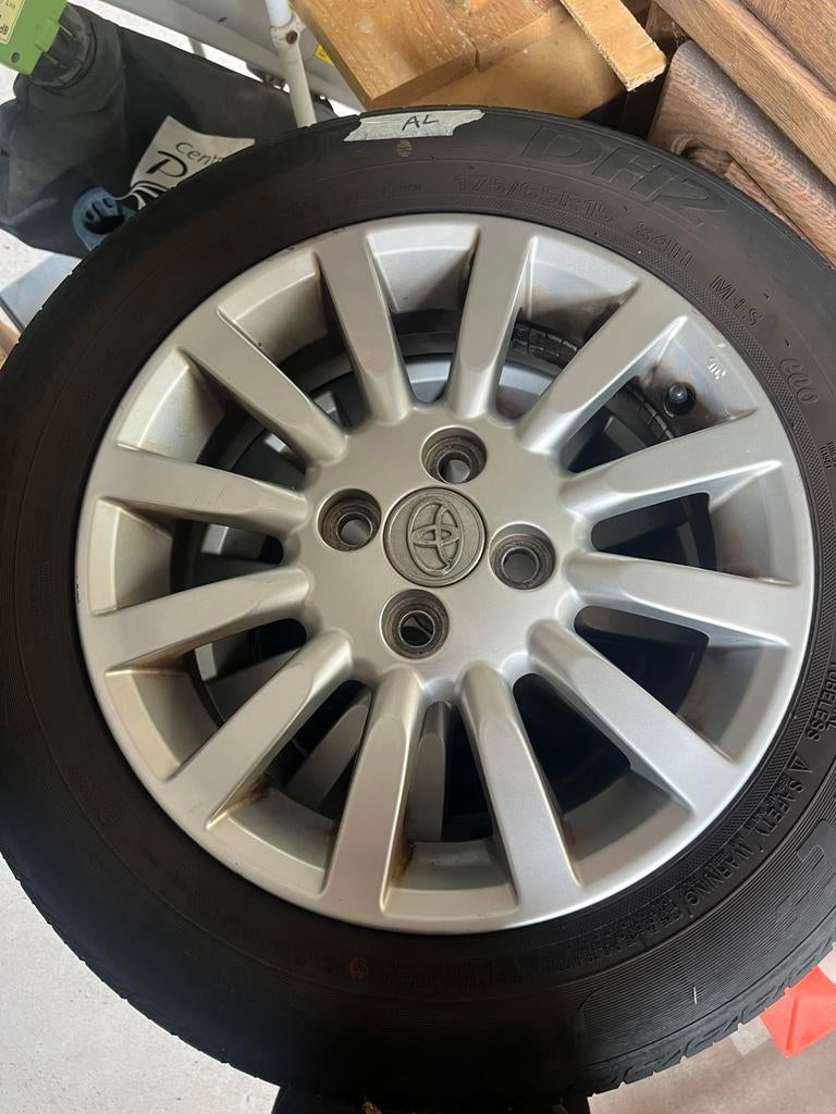 Bijna nieuwe banden op velgen, Auto-onderdelen, Ophalen, Zomerbanden, Band(en)