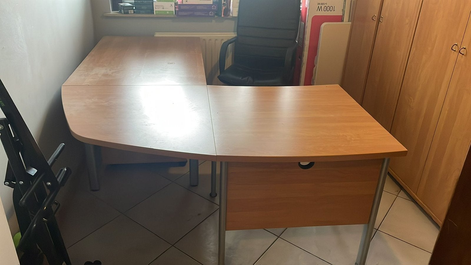 Bureau arrondi et armoire avec trois double portes, Enlèvement, Comme neuf