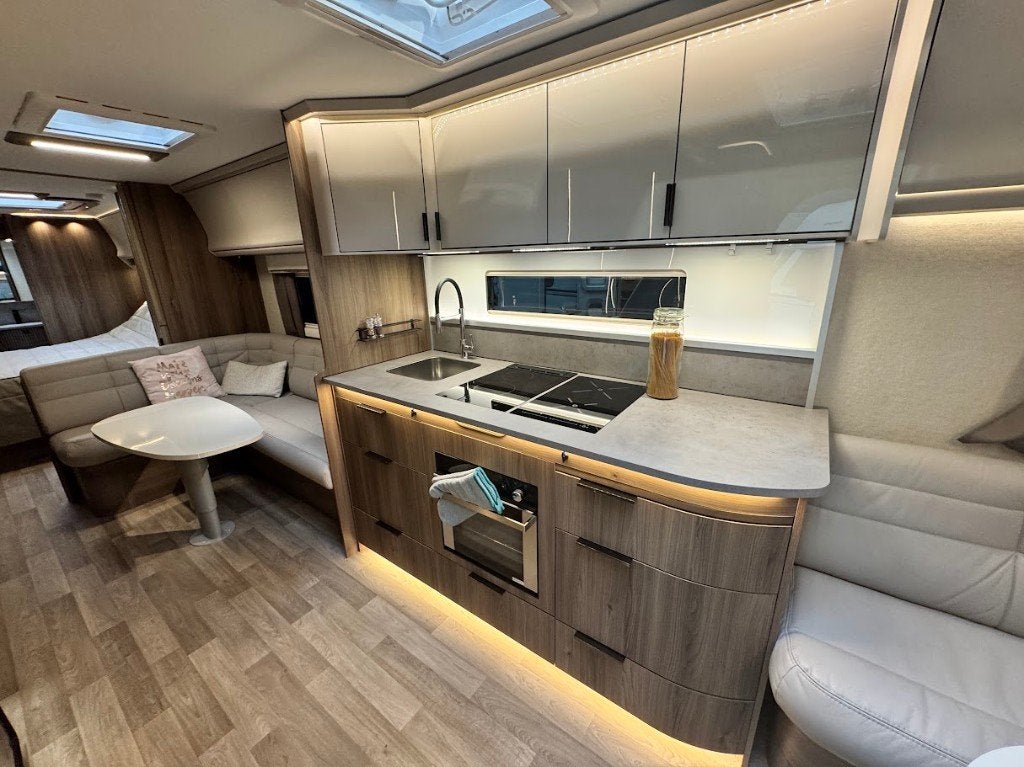 Kabe Imperial 1000 TDL, Vast bed, Rondzit, Bedrijf, Kabe