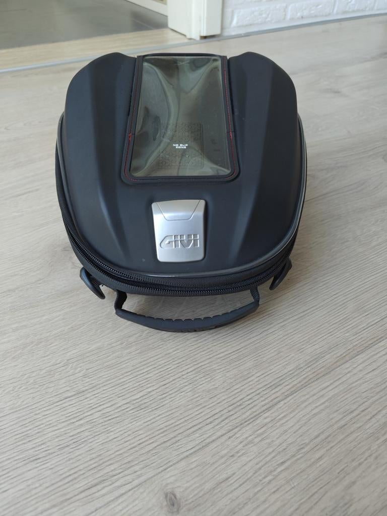 Tanktas Givi St611, Motoren, Ophalen