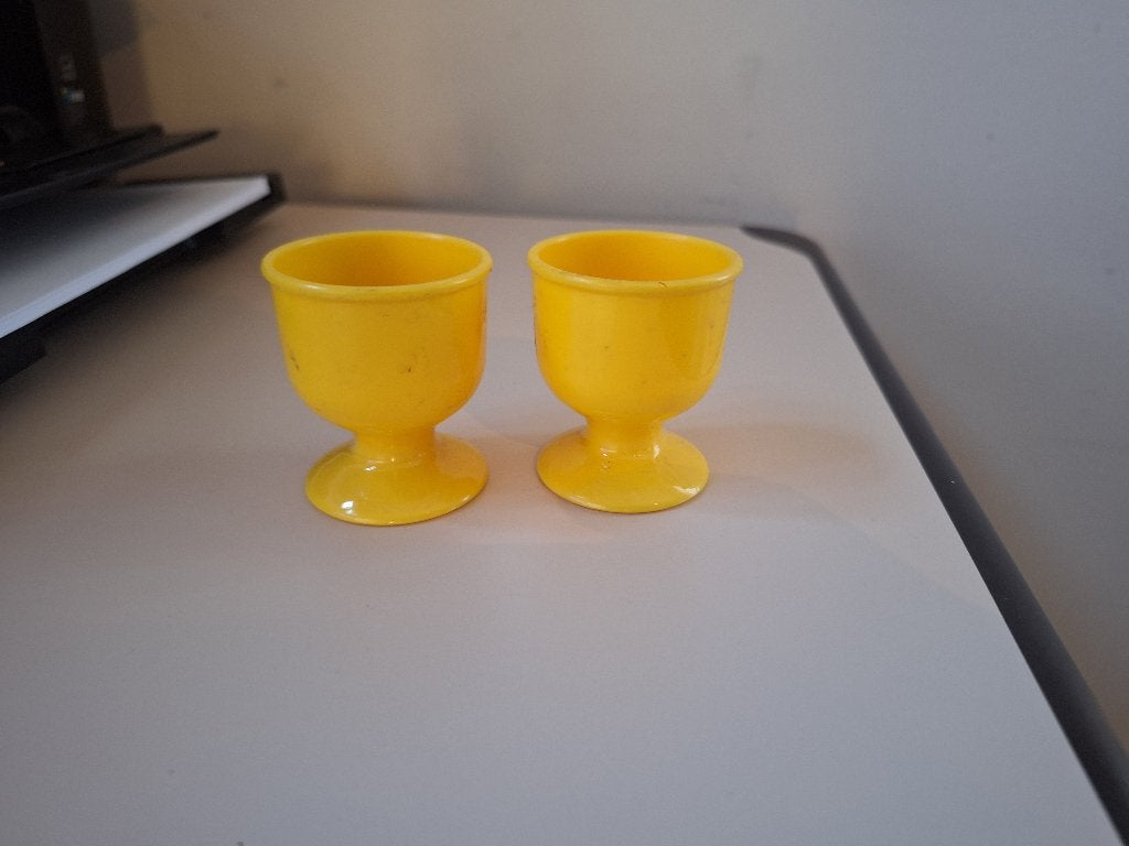 2 eierdopjes geel, Enlèvement ou Envoi, Comme neuf, Plastique