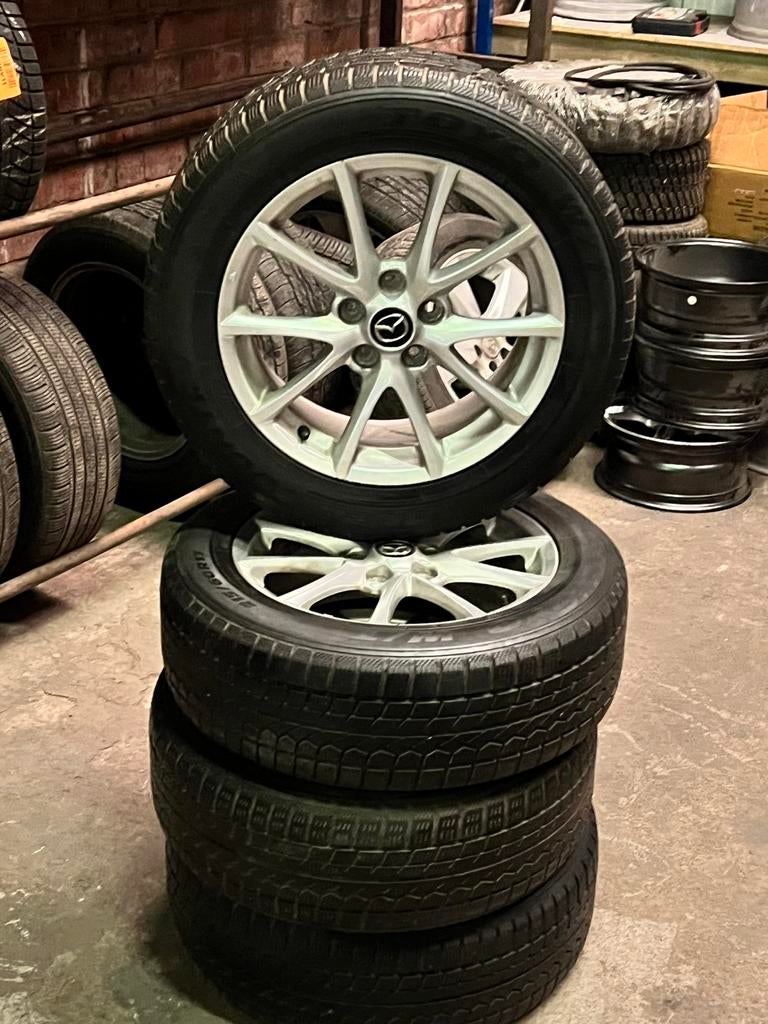 Jante mazda et pneus M+S neuf jamais utilisé 215/60 R17, Enlèvement, Pneu(s)