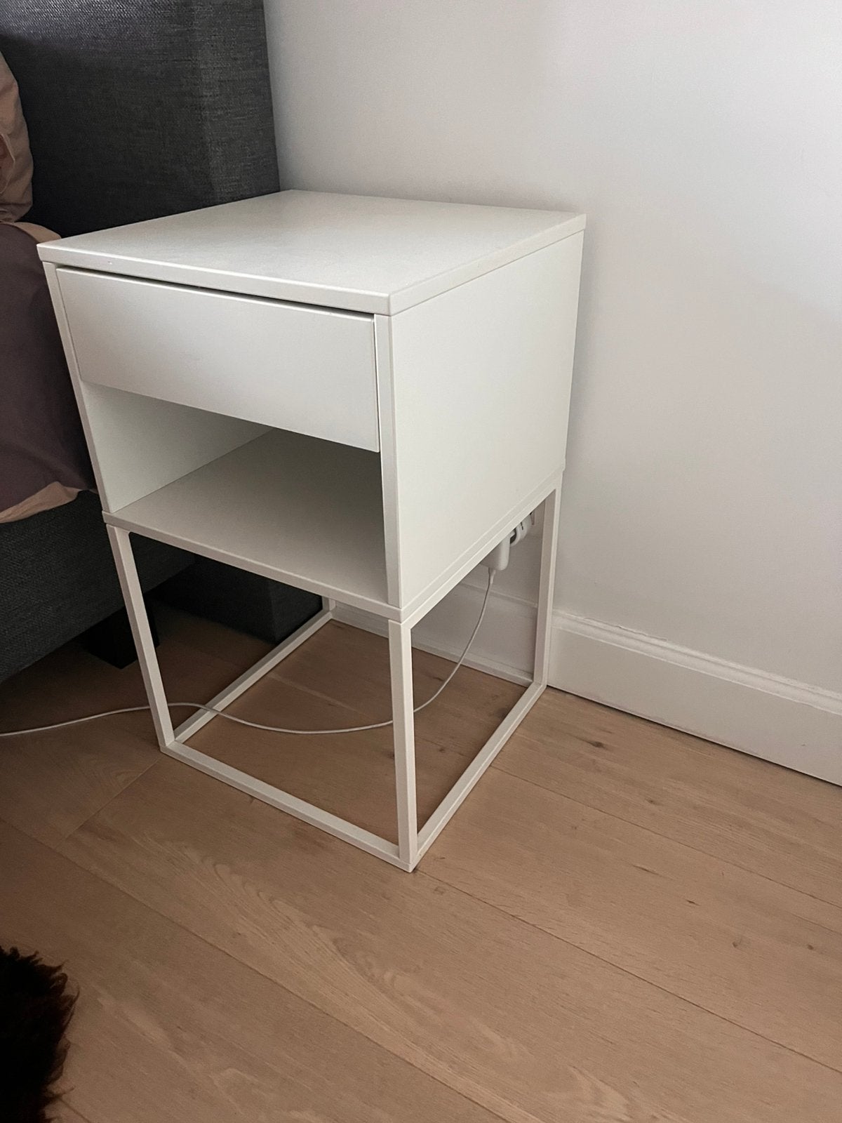 2 tables de chevet blanches identiques, Maison & Meubles, Chambre à coucher | Tables de chevet, Enlèvement, Comme neuf