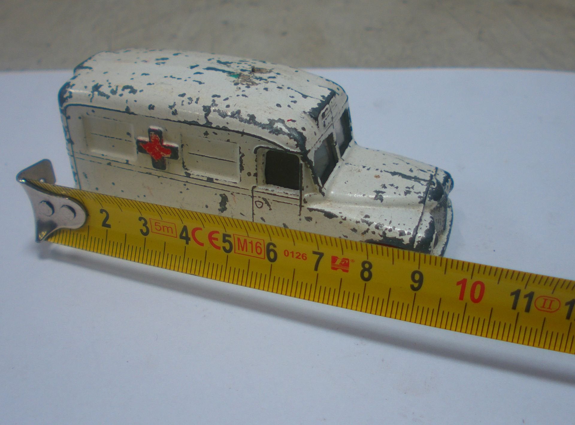 DINKY TOYS 253 DAIMLER AMBULANCE, Voiture, -, Utilisé, -