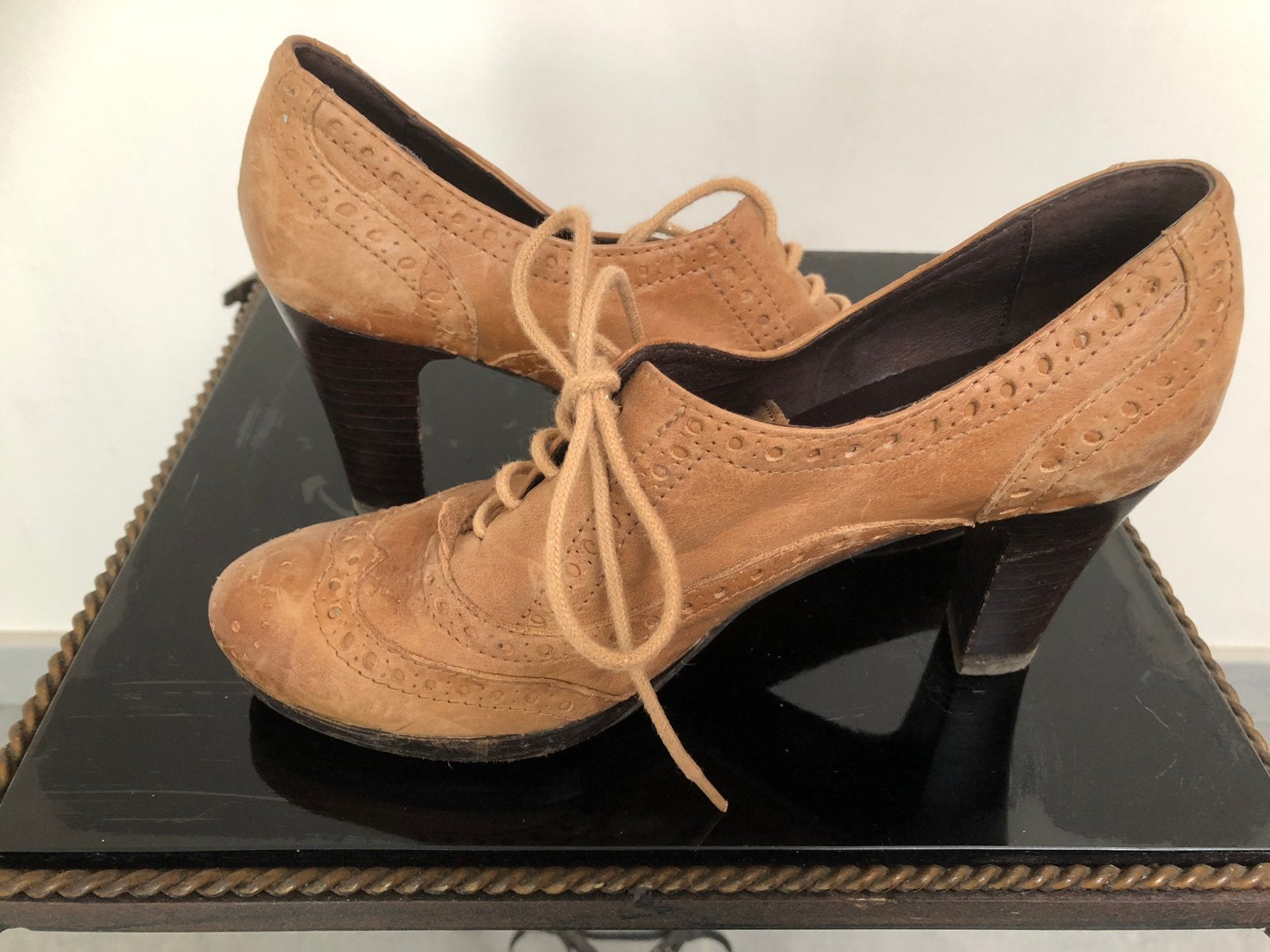 Bruine pump Veterschoen op hoge hak - JHAY, Kleding | Dames, Pumps, Bruin, Ophalen of Verzenden, Zo goed als nieuw