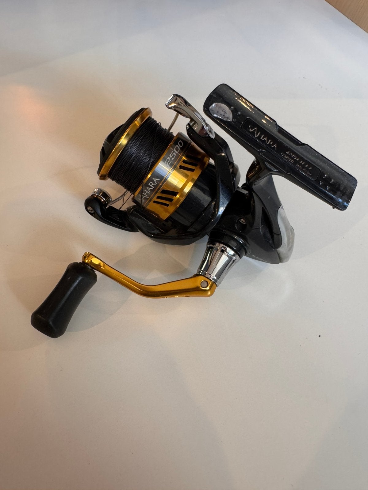 Shimano Sahara 2500 Spinmolen + 0.18 PE Lijn, Ophalen of Verzenden, Zo goed als nieuw, Molen