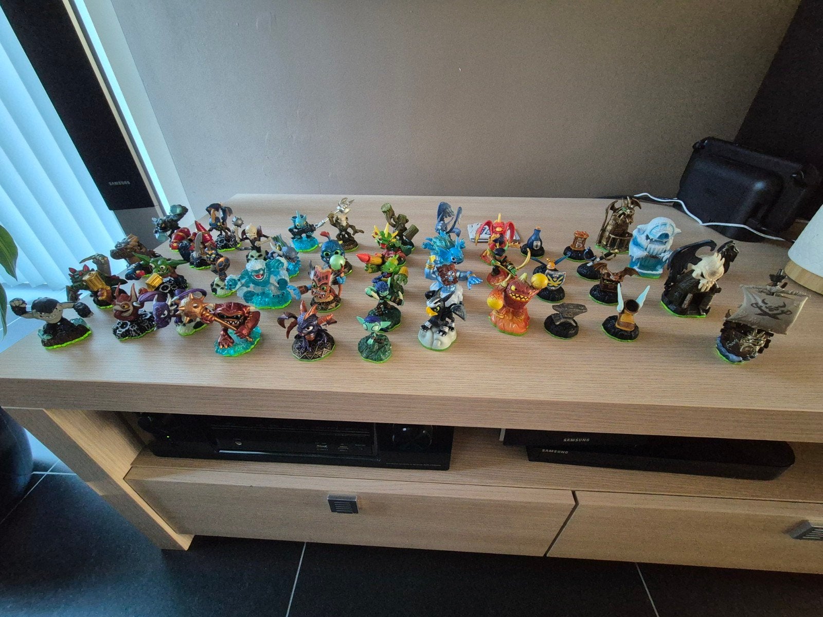 144 Skylanders + portals + games, Enlèvement ou Envoi