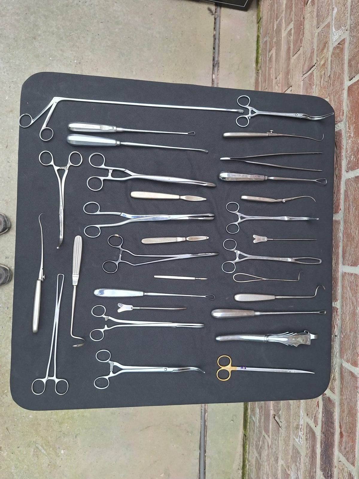 Pinces et autres instruments de chirurgie, Enlèvement