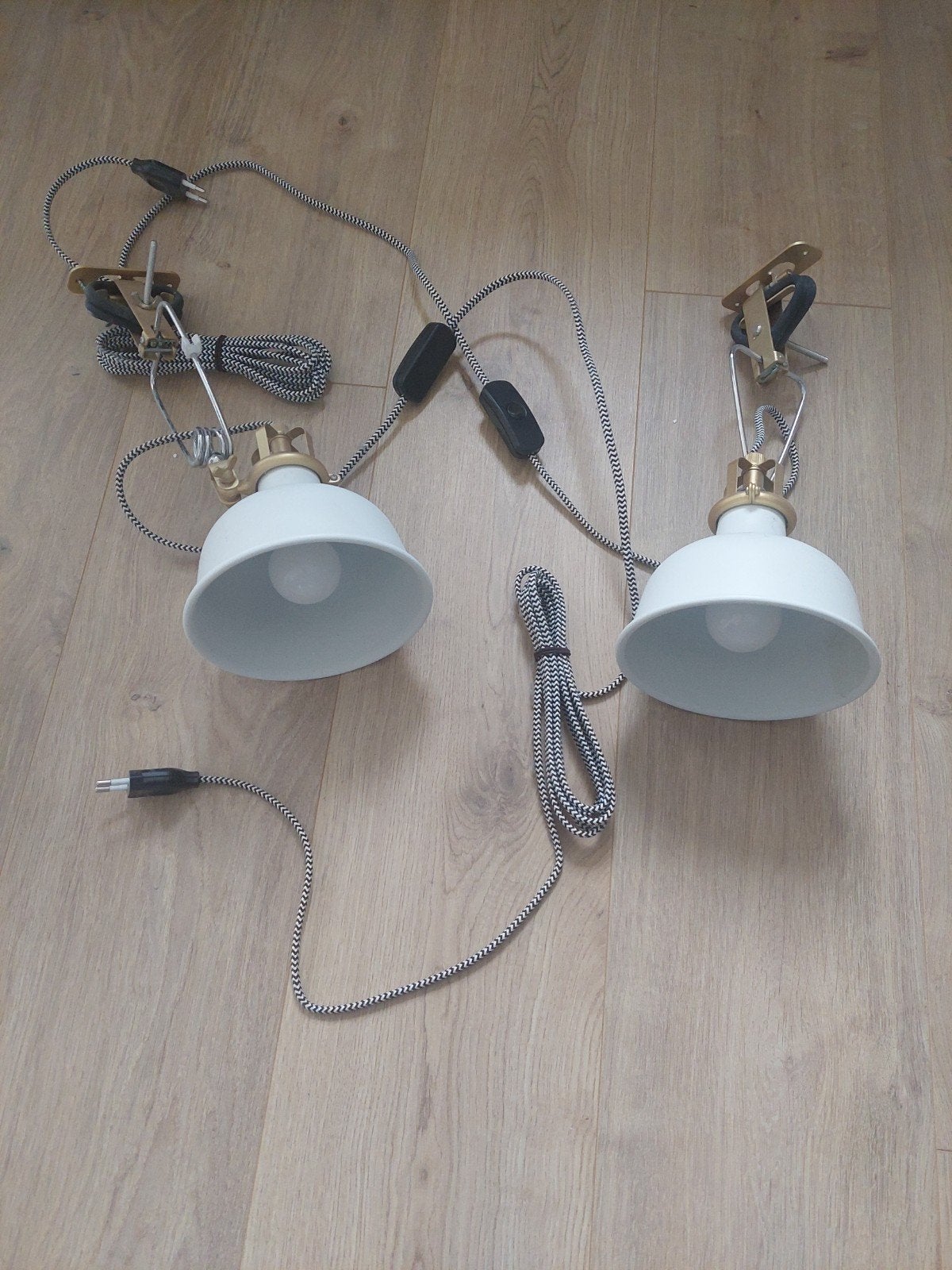 2 witte hanglampen, Enlèvement