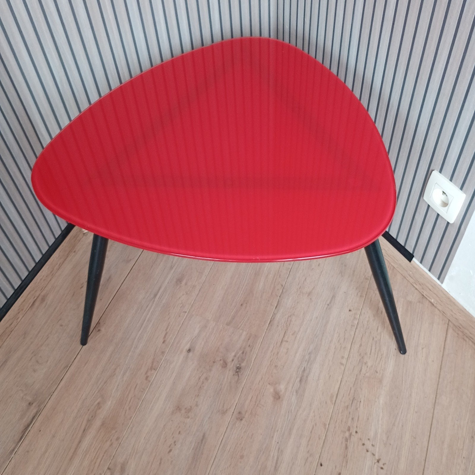 Bijzet/salon tafeltje met zwarte poten en rood glazen blad, Enlèvement