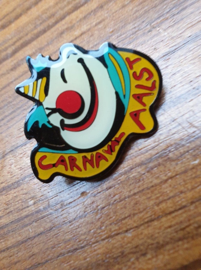 Carnaval Aalst pin 1997 zilverkleurig, Enlèvement ou Envoi, Neuf