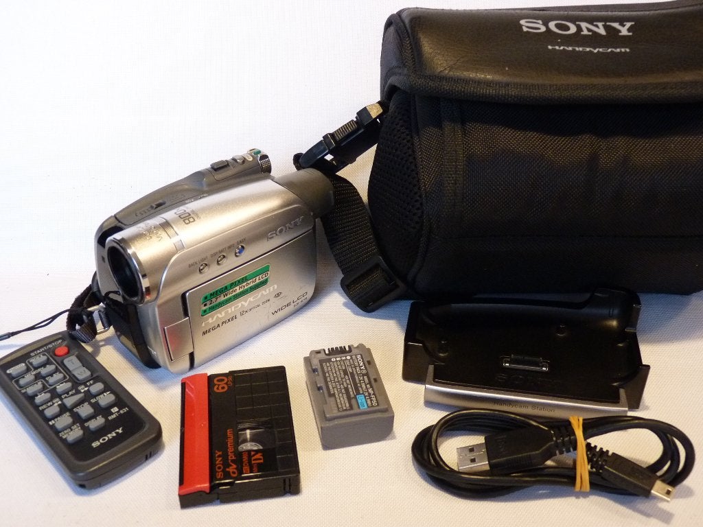 Sony DCR-HC44E, batterie, adaptateur, station d'accueil, sac, TV, Hi-fi & Vidéo, Enlèvement ou Envoi, Caméra, Comme neuf, 8 à 20x
