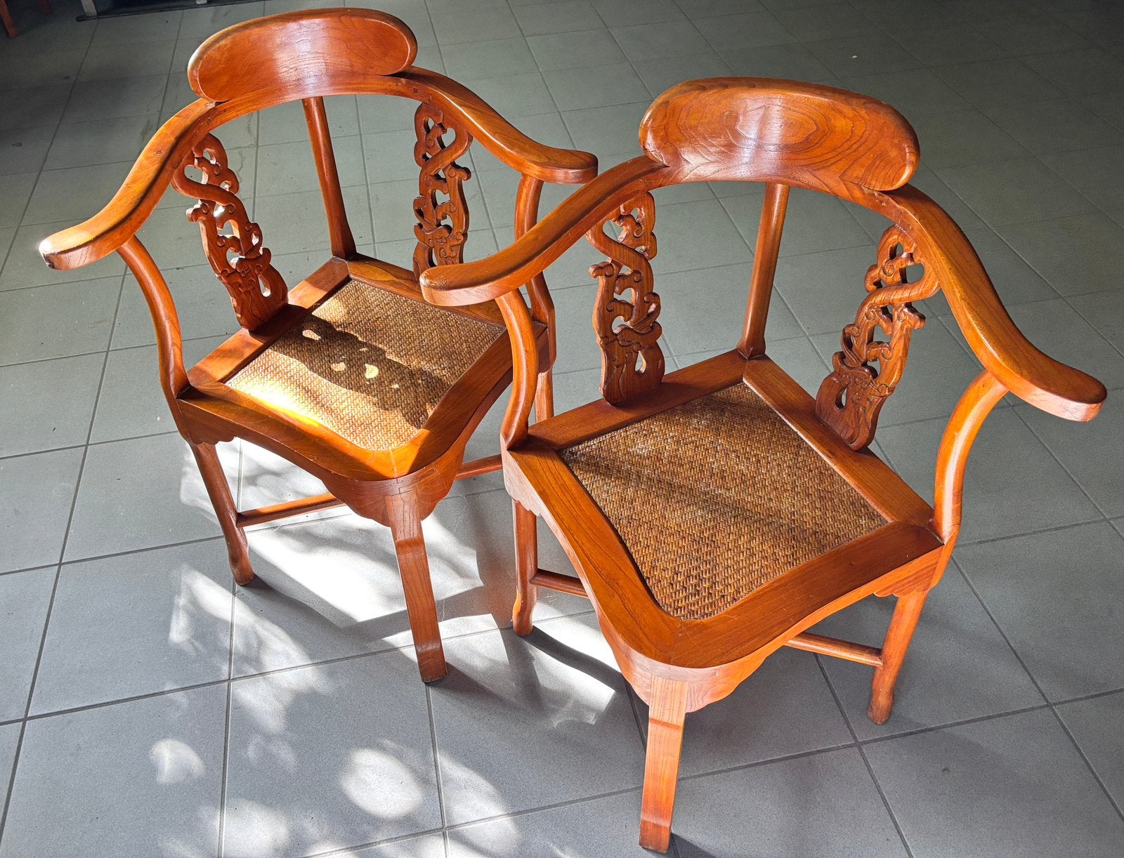 Twee sierlijke houten armstoelen met rotan zitting, Ophalen