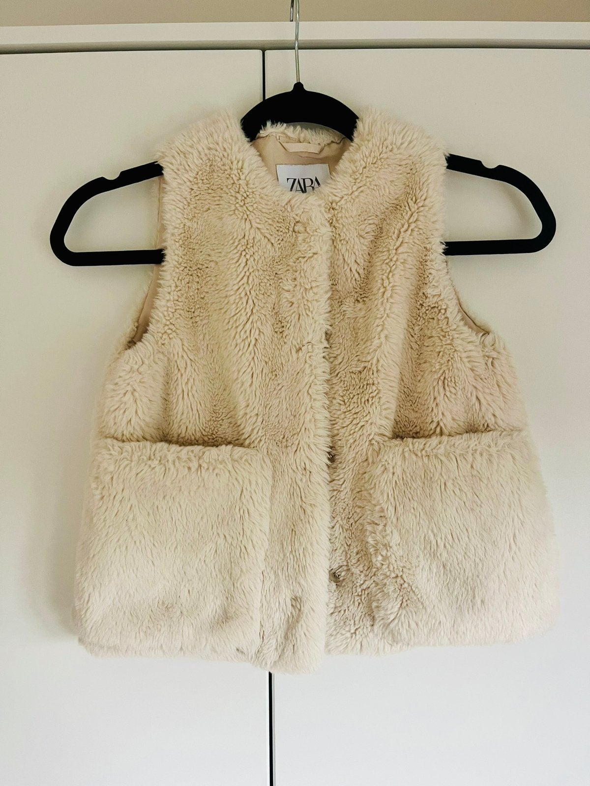 Vestje zonder mouwen imitatiebont ZARA 120-128, Kinderen en Baby's, Ophalen, Zo goed als nieuw, Meisje, Overige typen