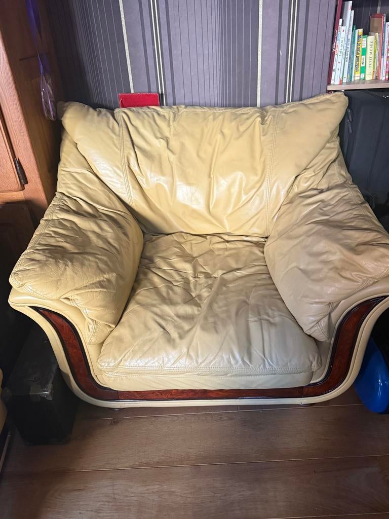Divan 2 personnes - Fauteuil - Repose pieds - cuir - Italie, Enlèvement, Utilisé, 100 à 125 cm, 125 cm ou plus
