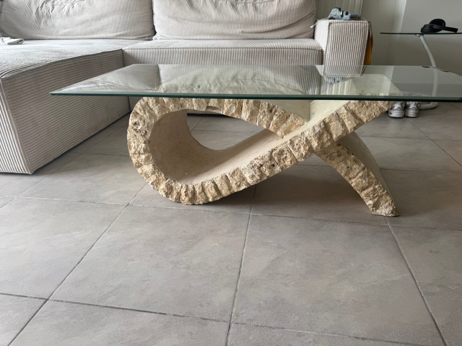 Salontafel uit ruwe natuursteen met een glazen tafelblad, Ophalen, Gebruikt, 100 tot 150 cm, Postmodern