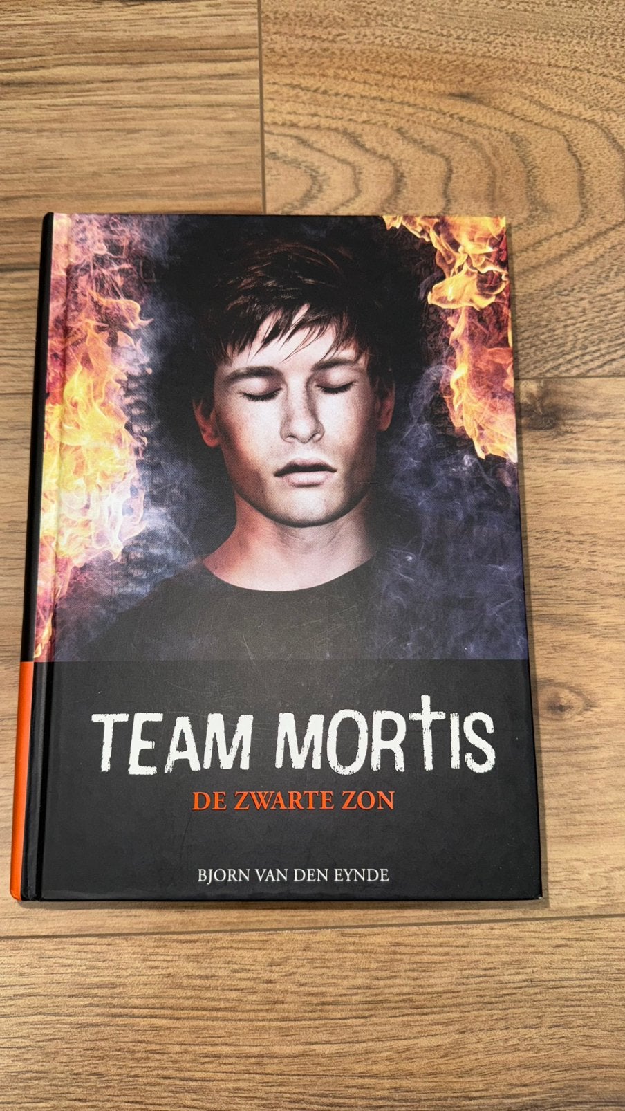 team mortis - bjorn van den eynde - de zwarte zon, Livres, Enlèvement ou Envoi, Comme neuf