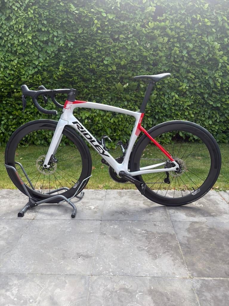 Ridley Noah Fast Small lichtgrijs/rood, Vélos & Vélomoteurs, Vélos | Vélos de course, Comme neuf, Hommes, Autres marques, Plus de 20 vitesses