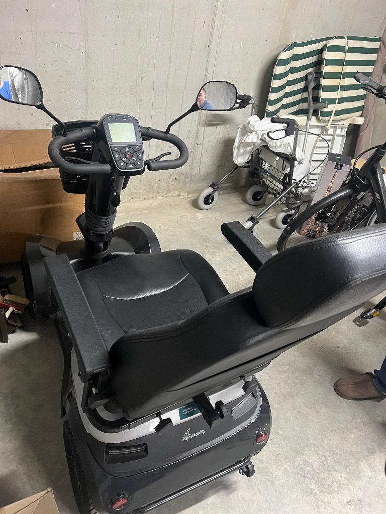 Scootmobiel, Diversen, Ophalen, Zo goed als nieuw, Life and Mobility, 11 t/m 15 km/u