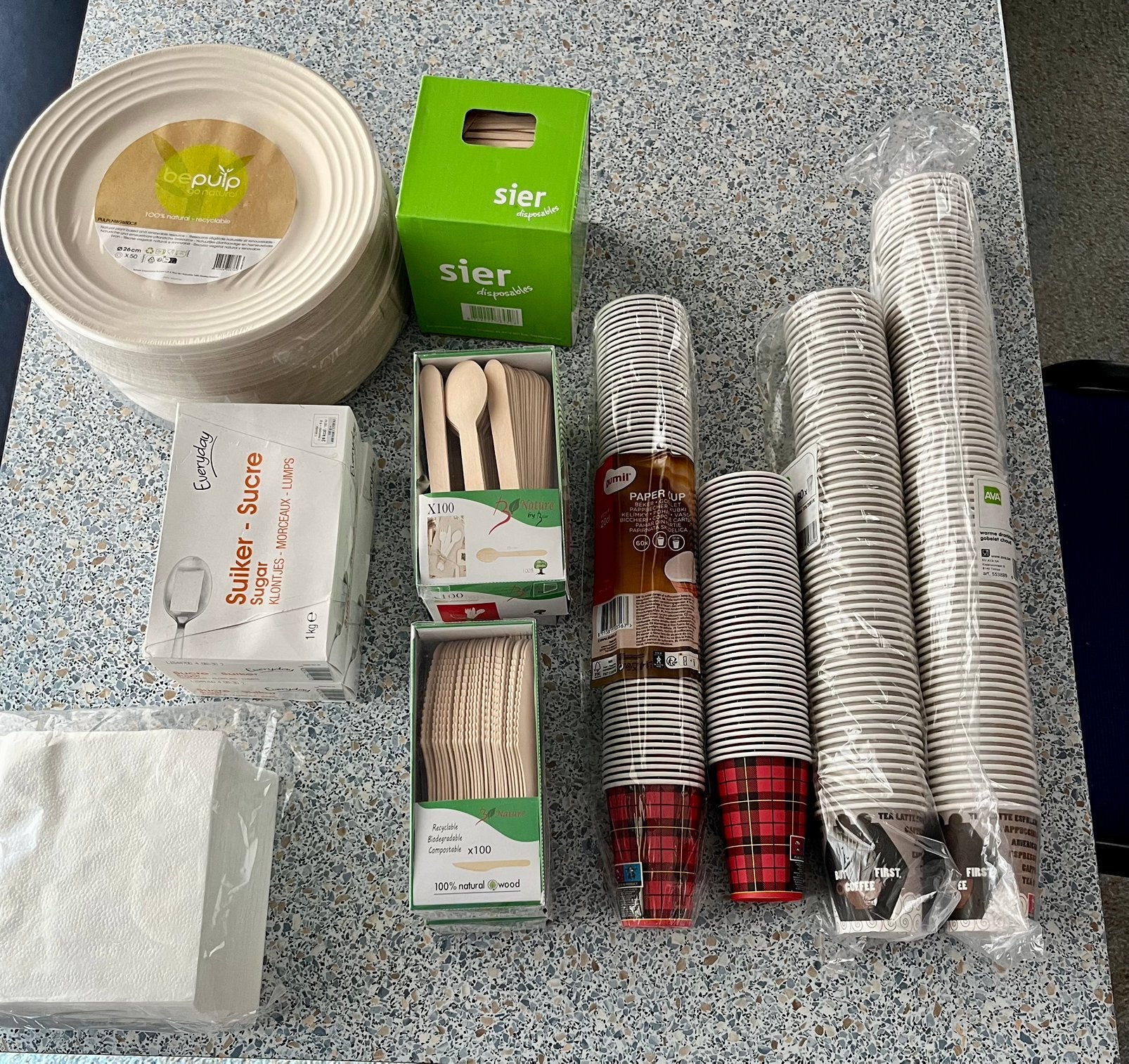 Feestpakket wegwerp eco — borden, bekers, bestek, Ophalen, Zo goed als nieuw