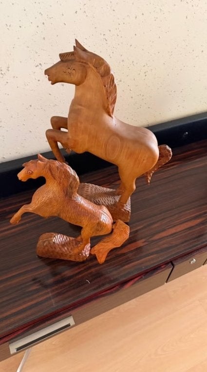 Handgesneden houten paardenbeelden | Set van 2, Antiek en Kunst, Ophalen, Houtsnijwerk, Zoogdier, 20 - 50 cm