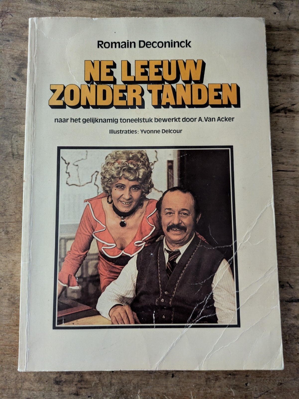 Boek Ne leeuw zonder tanden - Romain Deconinck, Ophalen of Verzenden, Gelezen