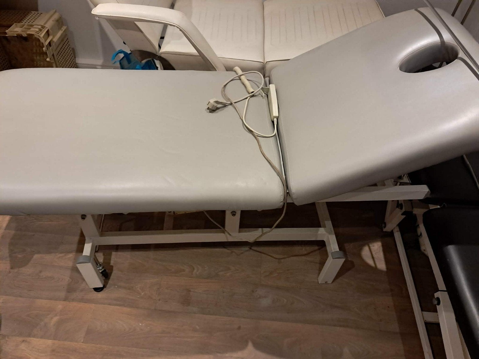 witte massagetafel, kapotte motor moet worden gerepareerd, Sport en Fitness, Massageproducten, Ophalen, Massagetafel