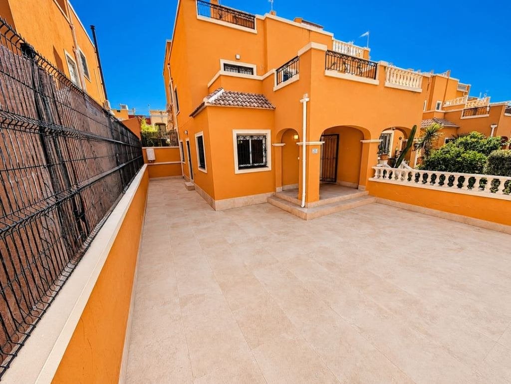 Gerenoveerde duplex hoekwoning op Orihuela Costa, Los Altos, Spanje, Woonhuis, 3 kamers