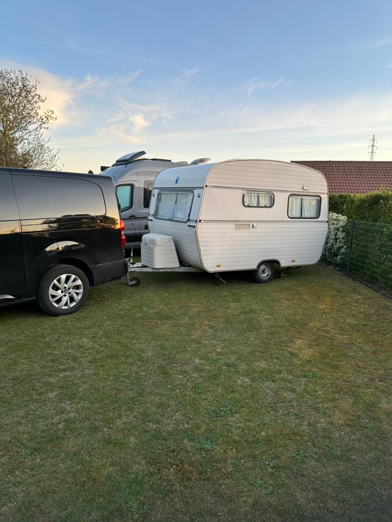 Retro caravan IT, Caravanes & Camping, Caravanes, jusqu'à 3, 500 - 750 kg, Siège de train, Autres marques, Lit transversal, jusqu'à 4 m