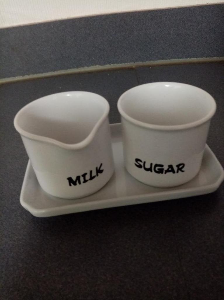 schaal met melkkan / melkpot (7cm) + suikerpot (7cm), Enlèvement ou Envoi, Comme neuf, Porcelaine, Autres types